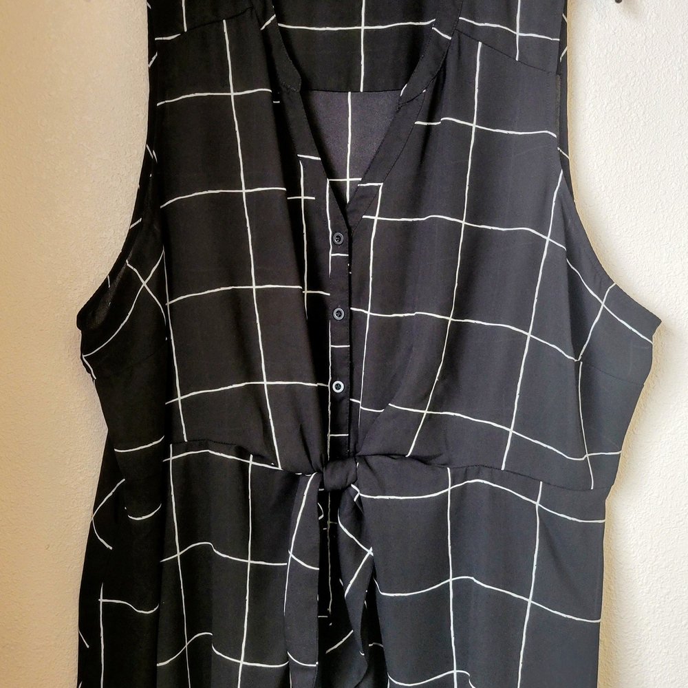 Black and White Grid Pattern Sleeveless Blouse